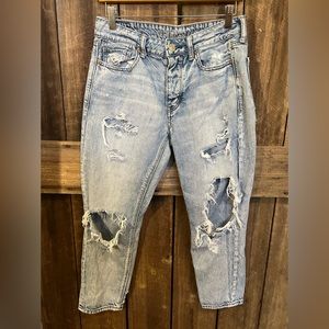 American eagle size 6 extra short, distressed button, fly light wash jeans